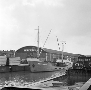 849444 Afbeelding van het vrachtschip Scheldeborg in de Industriehaven bij houthandel Jongeneel / Treetex aan de ...